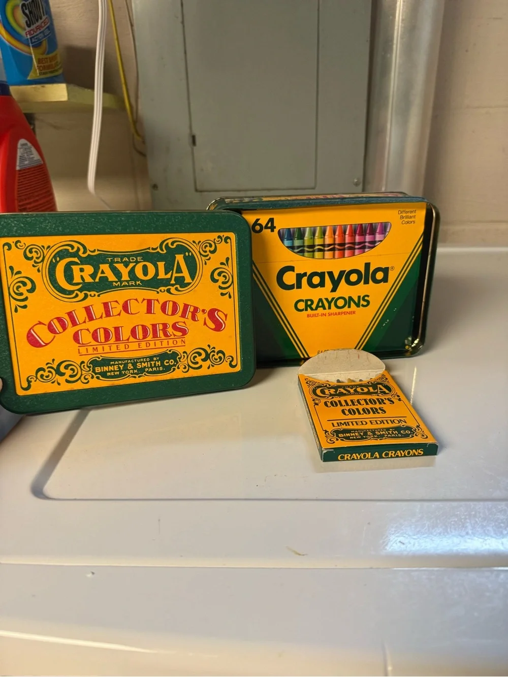 Crayola Collector's Colors Limited Edition Tin with Crayons